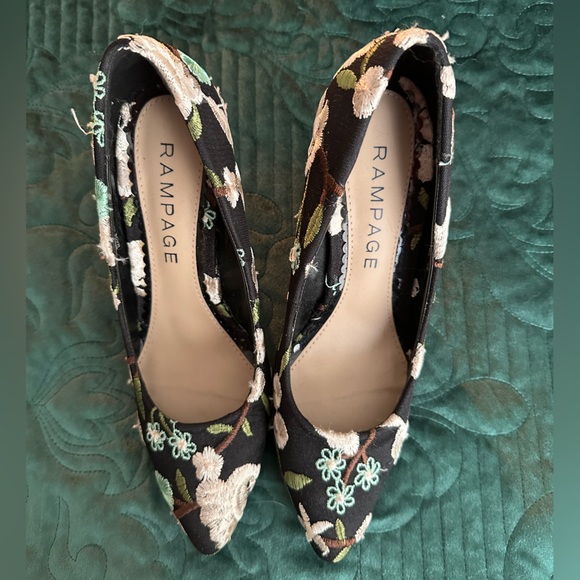 Embroidered heels - Picture 1 of 4